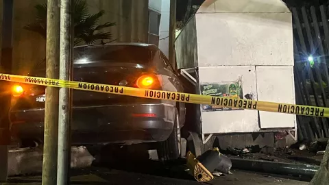 Choque en CDMX: Joven estrella su auto en el Sindicato de Trabajadores del Seguro Social