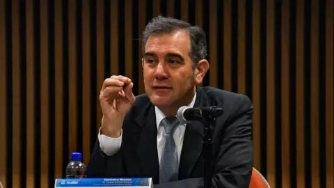 Lorenzo Córdova fue recriminado por su salario y escándalos al frente del INE