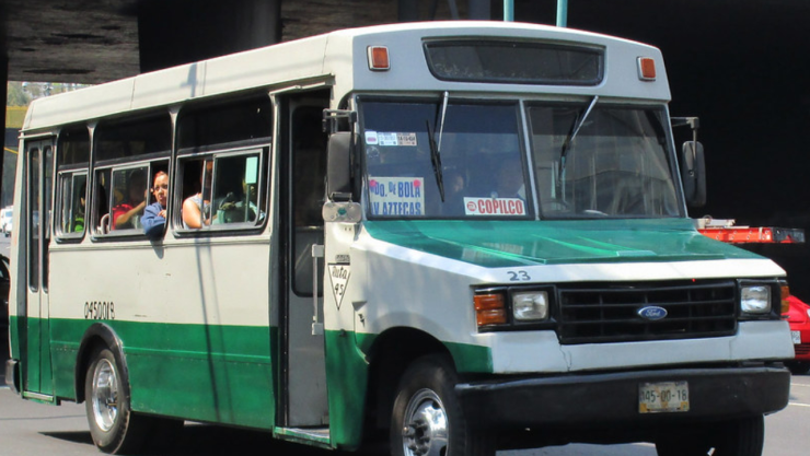 Microbusero golpea a mujer en plena calle en CDMX