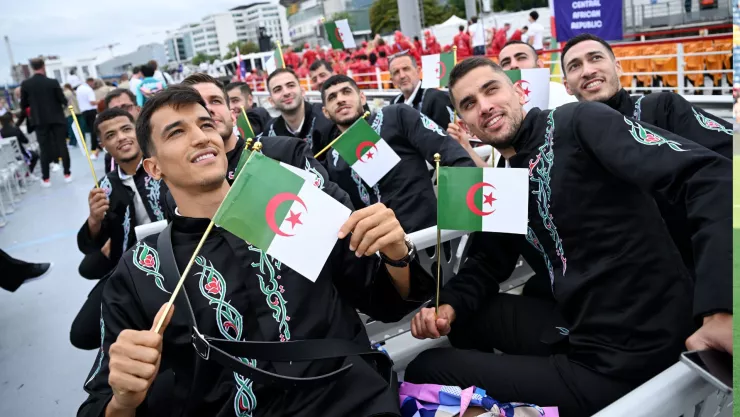 La delegación de Argelia durante su paso por el desfile olímpico