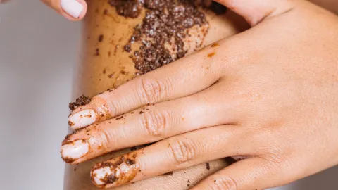 Las mejores recetas de exfoliantes caseros con café y aceite de coco