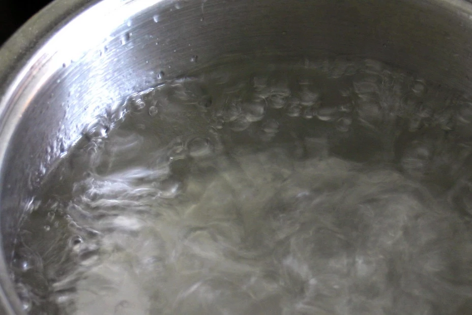 Con una tetera hirviendo arrojó agua a la mujer