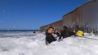 Rescatan a hombre atrapado en el muro fronterizo de Playas de Tijuana