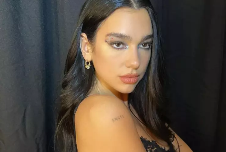 Dua Lipa muestra Look de los 2000s