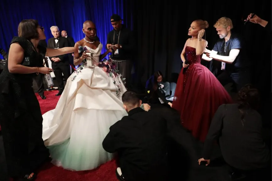 A Ariana Grande y Cynthia Erivo se les vio muy concentradas, previo a su presentación en el Teatro Dolby, donde cantaron un medley de canciones de ‘Wicked’. | Foto: Al Seib/The Academy via Getty Images.