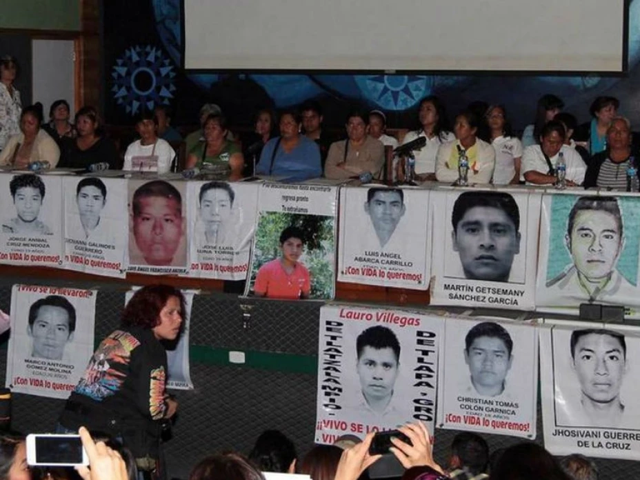 Los padres de los 43