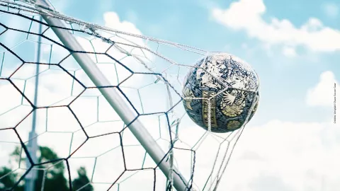 Niño regala su playera a aficionada del Atlas para salvarla de disturbios en Querétaro.