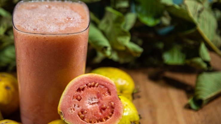 Jugo de guayaba con espinacas beneficios
