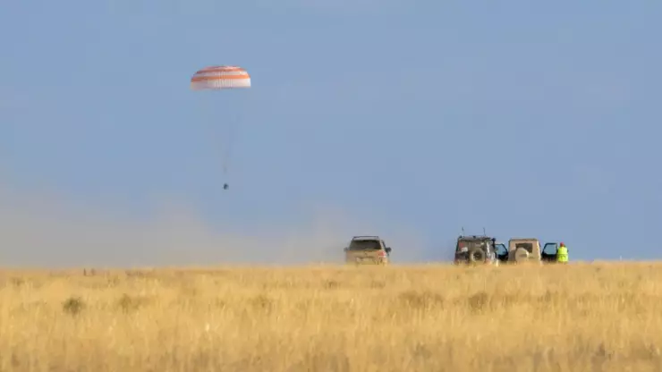 Video de 3 astronautas regresan a la Tierra tras pasar 371 días en el espacio