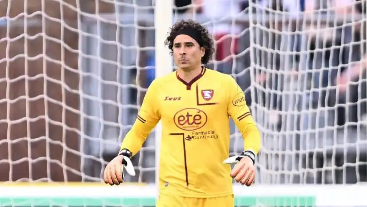 ¿En riesgo la titularidad? Salernitana contrata portero para competir con Memo Ochoa