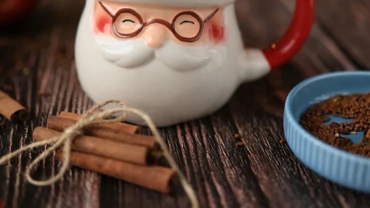 ¿Canela sobre tu árbol de Navidad? Así es el ritual para atraer riqueza el 2025
