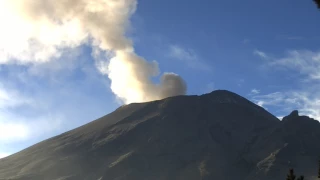 Imagen del Popocatepetl web cam de día, expulsando fumarola