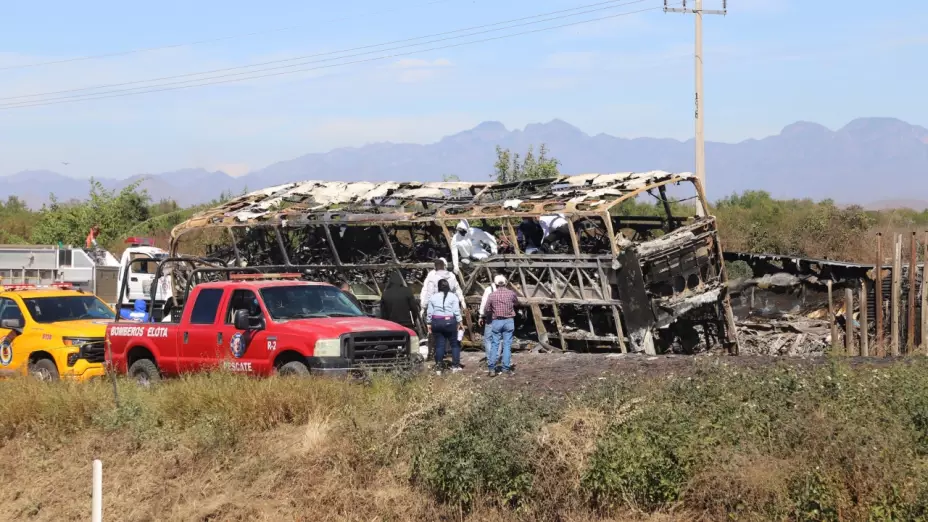 Confirman 22 muertos choque autobús tráiler Elota, Sinaloa