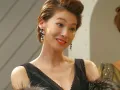 Song-yi, con su espontaneidad deslumbrante, sigue tropezando, cayendo, riendo, resurgiendo… y Min-joon, aunque lo niegue, está allí para atraparla siempre que lo necesita.