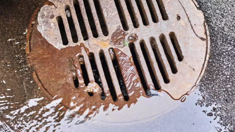 Niños se pierden en alcantarilla.