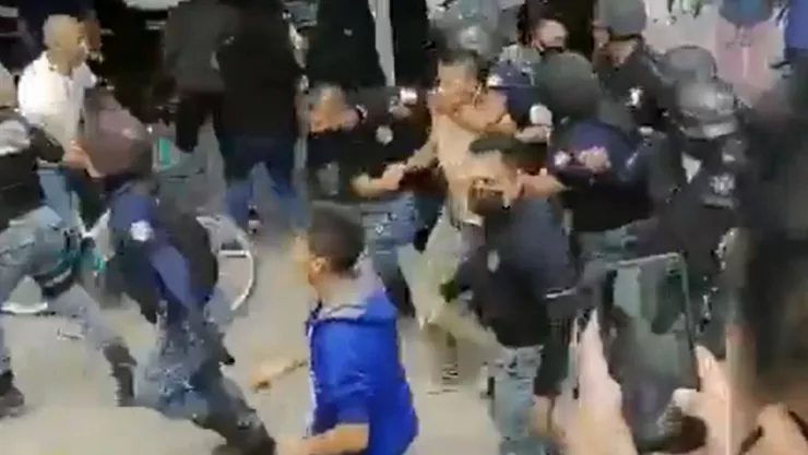 Madre salva a hijo ladrón de ser golpeado