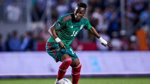 Juli&aacute;n Qui&ntilde;ones con la camiseta del la Selecci&oacute;n Mexicana