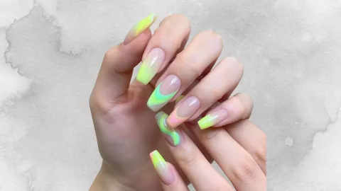 Uñas neón con base milky