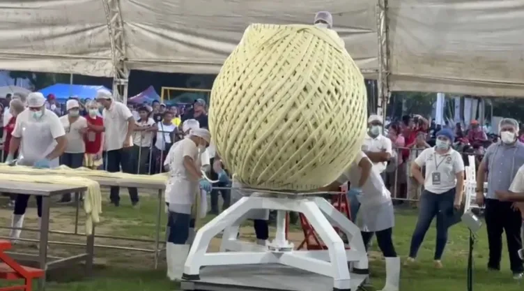 Chiapas rompe Récord Guinness con la bola de quesillo más grande del mundo