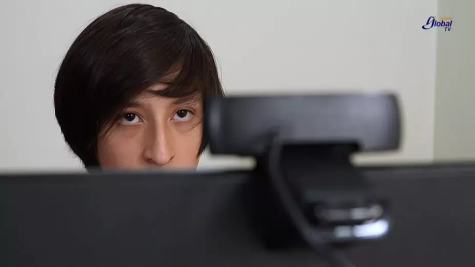 Aspirante a bachillerato de la UNAM e IPN 2025 presentando su examen en línea.