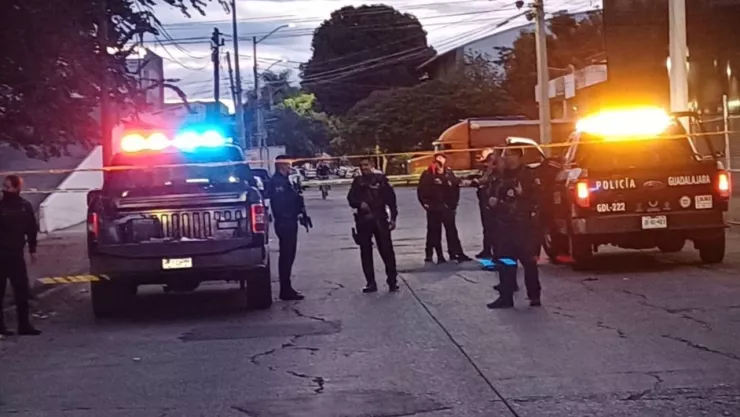 Hombre sin vida es localizado en calles del Mercado de Abastos