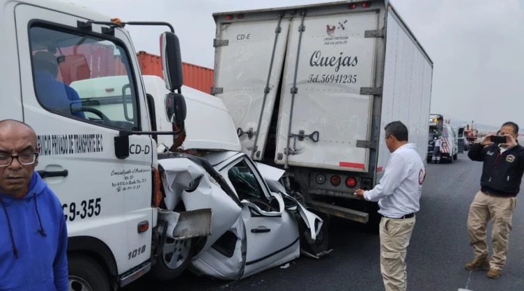 Tráiler impacta contra automóvil en el Circuito Exterior Mexiquense, Tultitlán