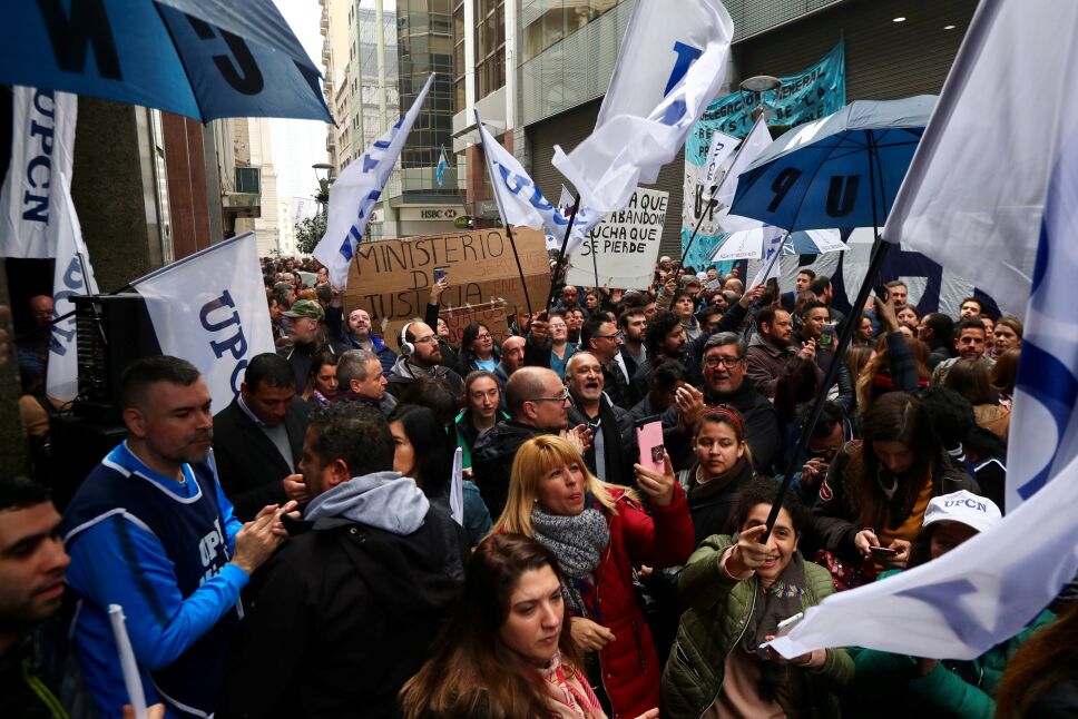 Presidente argentino elimina 7 ministerios para enfrentar crisis