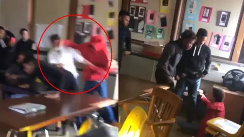 VIDEO Alumno defendió a su maestra luego de que compañero la golpeó