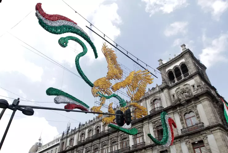 Materiales reciclados, en su mayoría, fueron usados para la decoración luminosa que adornará el Zócalo capitalino y otros sitios emblemáticos por los festejos del mes patrio, en donde se emplearon lámparas LED ahorradoras de energía.