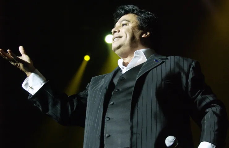 Mejor conocido como Juan Gabriel, fue un cantautor, actor, compositor, músico, productor discográfico y filántropo mexicano.