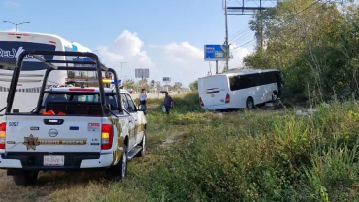 Autobús se sale del camino y causa accidente en Blvd. Colosio en Cancún HOY 26 de abril de 2025.jpg
