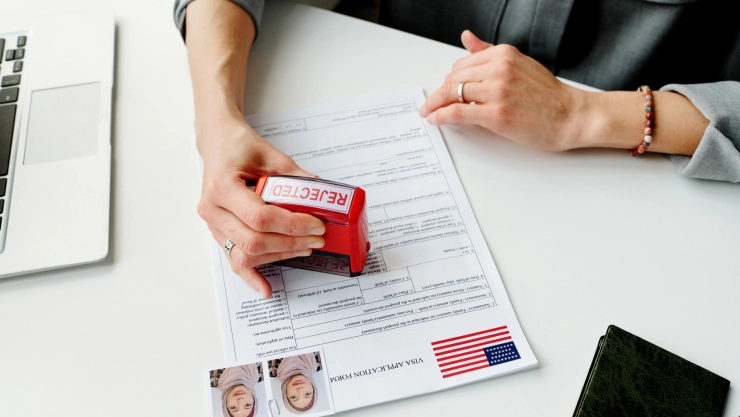 Un funcionario estadounidense rechaza un trámite.