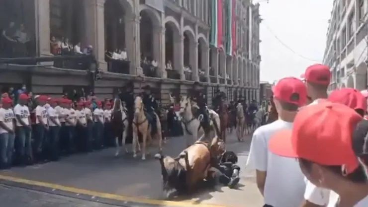 ¡Accidente en pleno desfile! Policía cae de su caballo en Cuernavaca