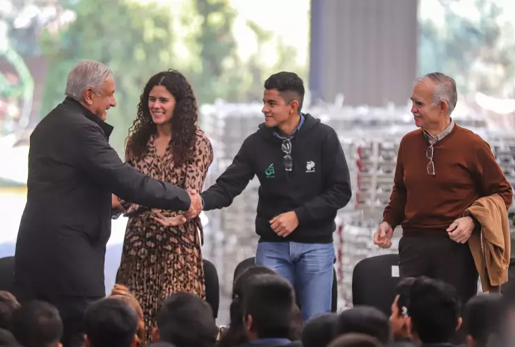 AMLO encabeza ceremonia ante J&oacute;venes construyendo el futuro