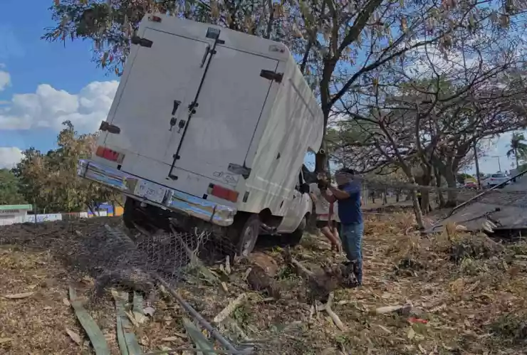 FOTOS_ Un fuerte accidente dejó daños en el periférico de Mérida, hoy 29 de marzo de 2025