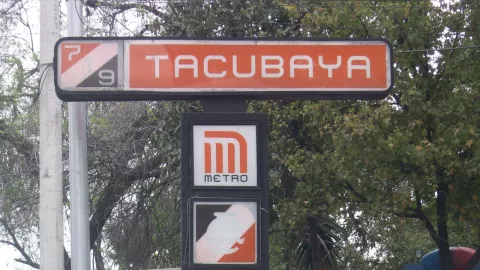 Metro CDMX: Hombre apuñala a tres personas en Tacubaya y se lanza a las vías del tren