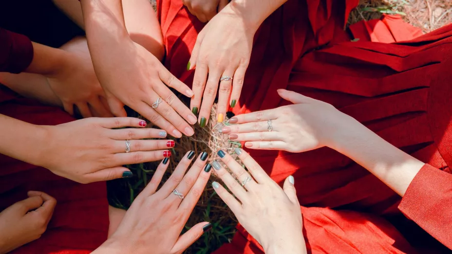 Los colores de manicura para brillar y destacar en la primavera-verano 2025