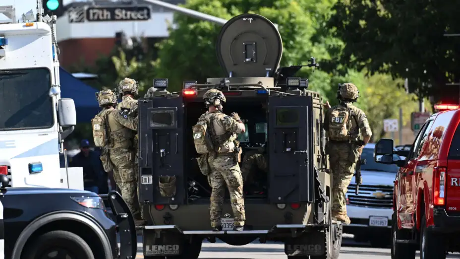 Agentes del FBI vigilan una toma de rehenes en Bakersfield, California