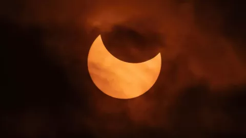 eclipse solar piel.jpg