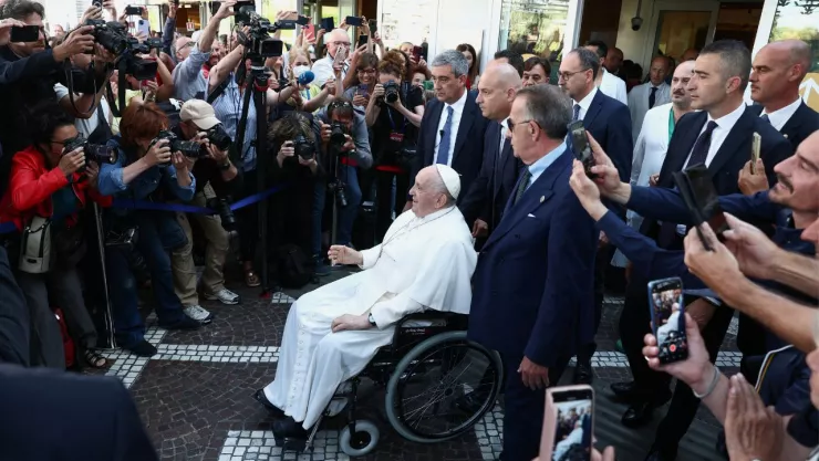 papa Francisco rodeado de la prensa ante su salida del Hospital donde permaneció un poco más de una semana