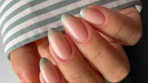 uñas francesas modernas para mujeres de 50