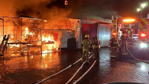Fuego consume 28 locales en exterior de mercado de Morelia, Michoacán