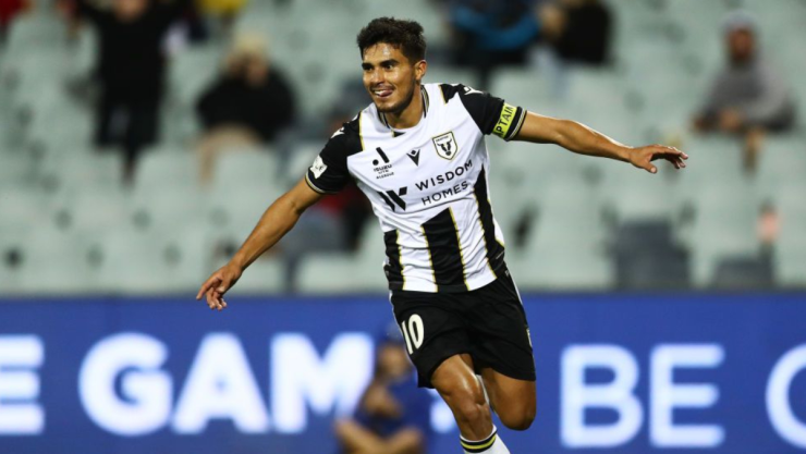 Ulises D&aacute;vila  con la camiseta del Macarthur 