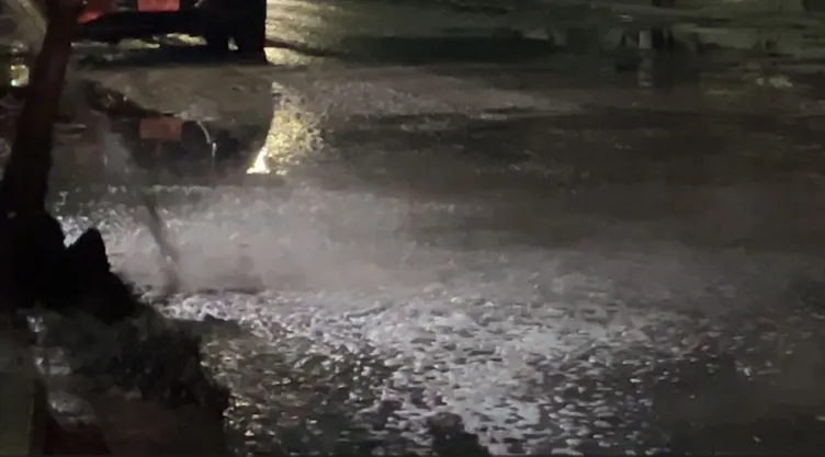 Desbordamiento de río cubre de lodo a Naucalpan tras diluvio en Valle de México