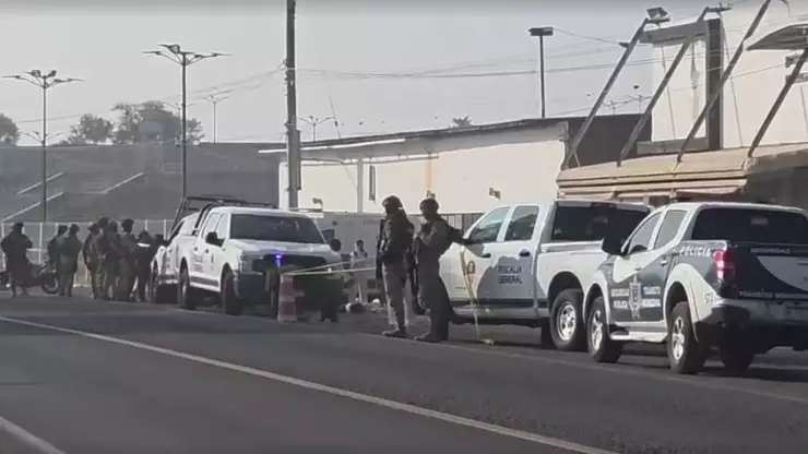 Tiran cuerpos embolsados en carretera de Cuitzeo, Michoacán.