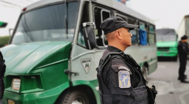 Asesinan a una mujer en un microbús de Iztapalapa