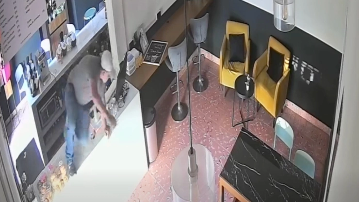 Aprovechó un descuido para VACIAR famosa cafetería en Umán; todo quedó GRABADO en video