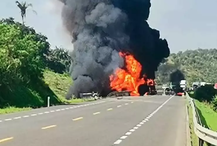 Se vuelca e incendia pipa en la autopista Veracruz-Poza Rica