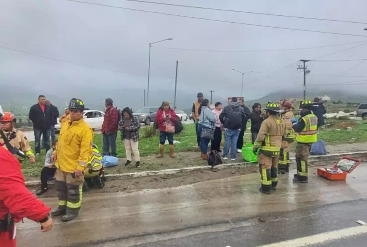 Bomberos de Tijuana atienden choque con víctimas en Valle de las Palmas
