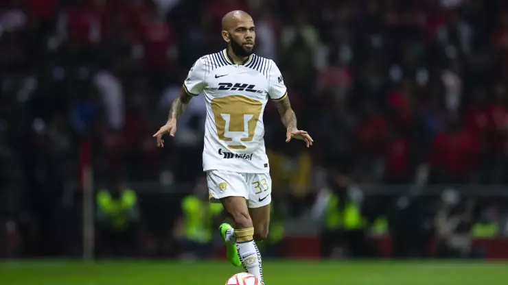 Dani Alves en el juego de Pumas contra Toluca